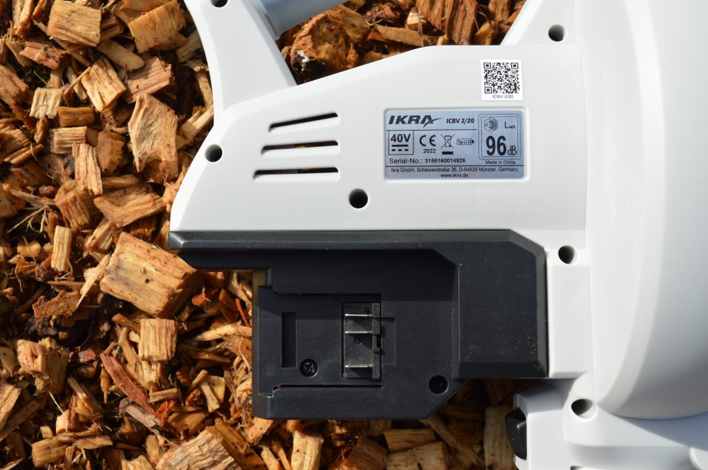 IKRA ICBV 2-20 Laubsauger Detailansicht Akkueinsatz