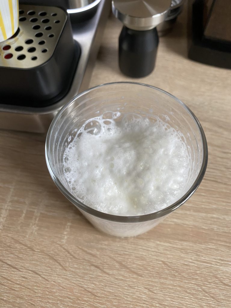 WMF Lumero Espresso Siebträgermaschine fertiger Milchschaum