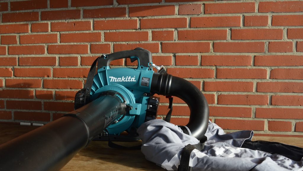 Makita DUB363PT2V Akku Laubsauger montiert Links vorne