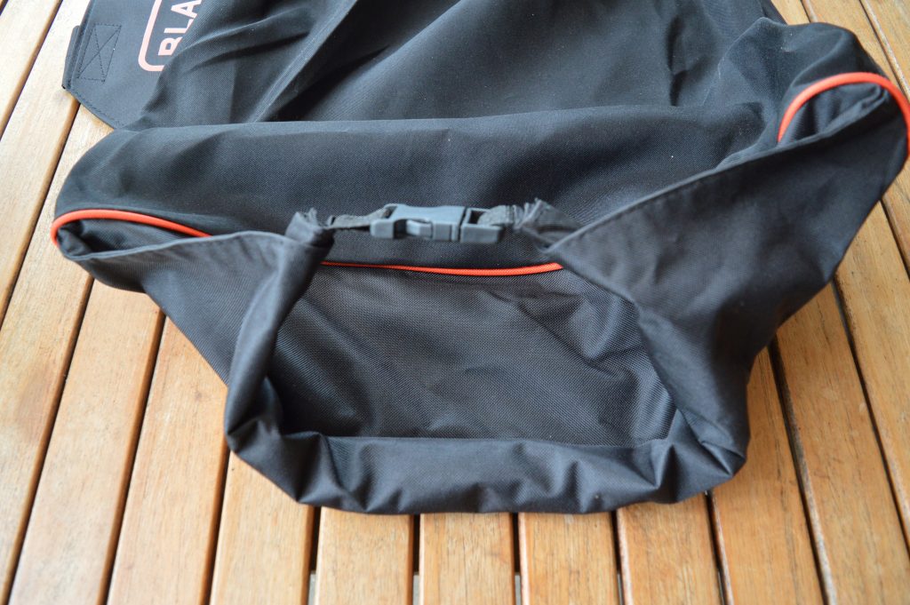 BLACK+DECKER BEBLV300 Laubsauger Laubrucksack Ansicht Verschluss