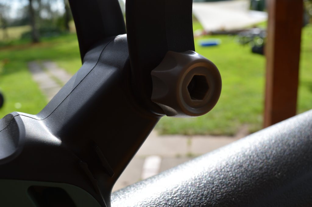 Bosch UniversalGardenTidy Laubsauger Verstellschraube Handgriff Detailansicht