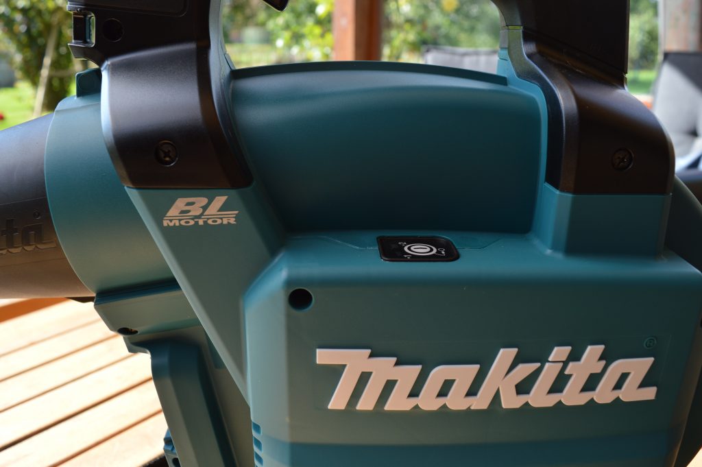 Makita DUB363PT2V Akku Laubsauger Einschalter und Modusauswahl