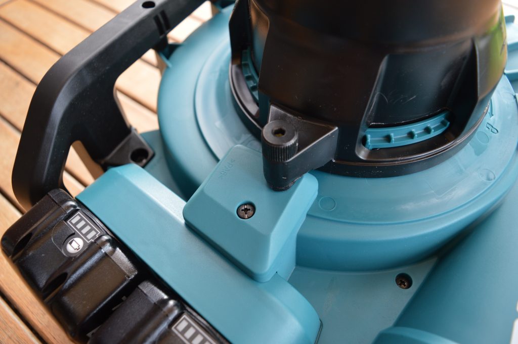Makita DUB363PT2V Akku Laubsauger montiertes Saugrohr