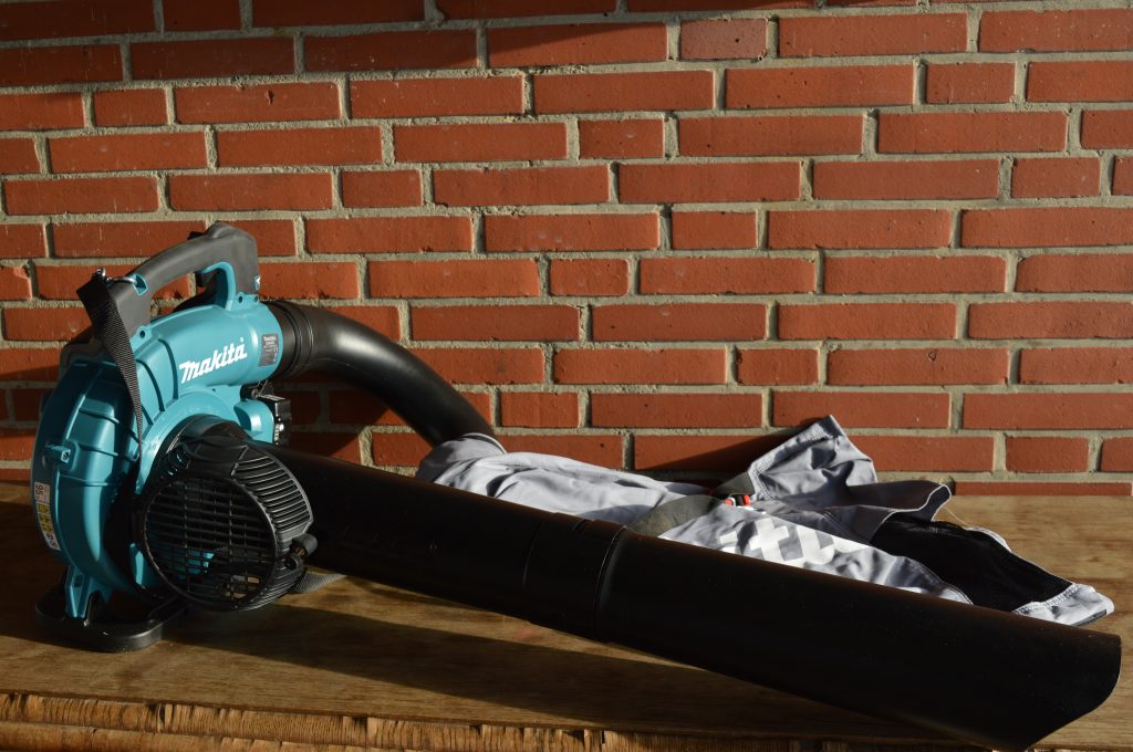 Makita DUB363PT2V Akku Laubsauger montiert Rechts