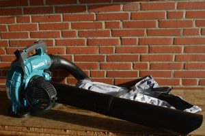 Makita DUB363PT2V Akku Laubsauger montiert Rechts