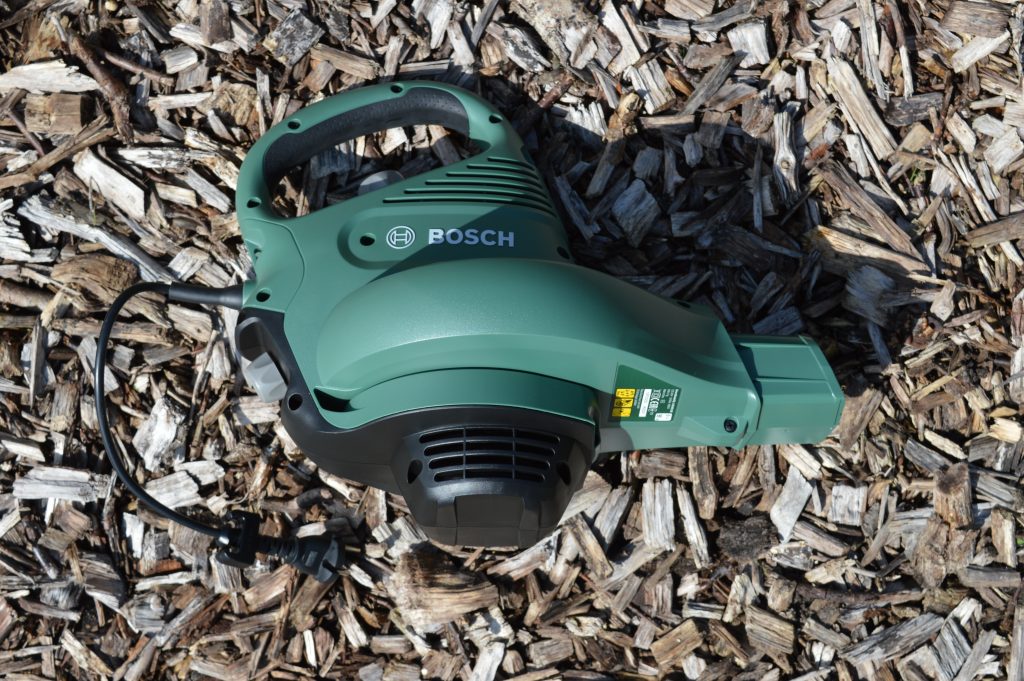 Bosch UniversalGardenTidy Laubsauger Laubbläser Seitenansicht ohen Blasrohr