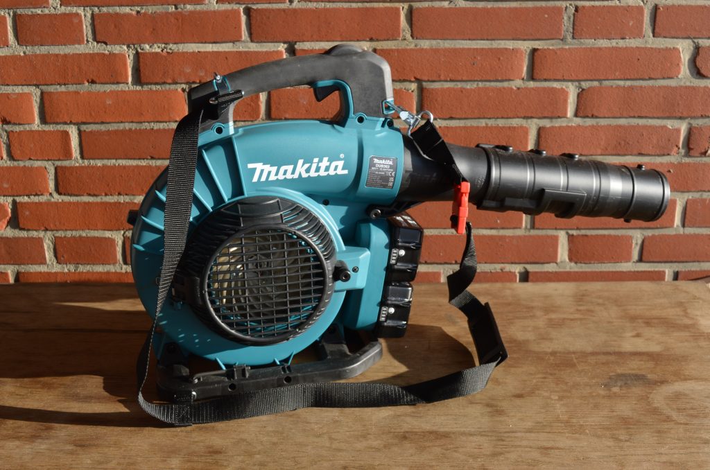 Makita DUB363PT2V Akku Laubsauger Laubbläser montiert rechts