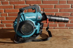 Makita DUB363PT2V Akku Laubsauger Laubbläser montiert rechts