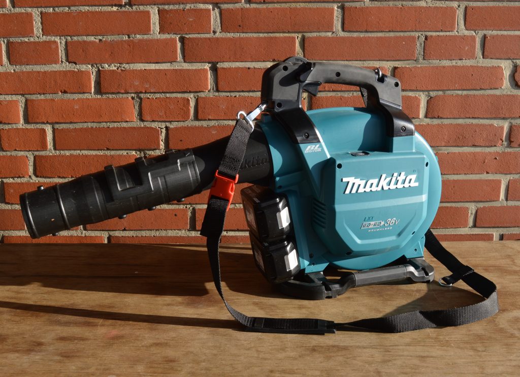 Makita DUB363PT2V Akku Laubsauger Laubbläser montiert
