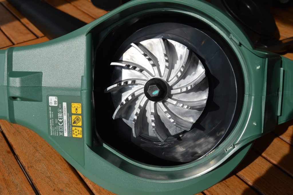 Bosch UniversalGardenTidy Laubsauger Ventilator und Häckselrad aus Metall