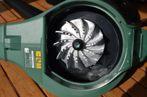 Bosch UniversalGardenTidy Laubsauger Ventilator und Häckselrad aus Metall