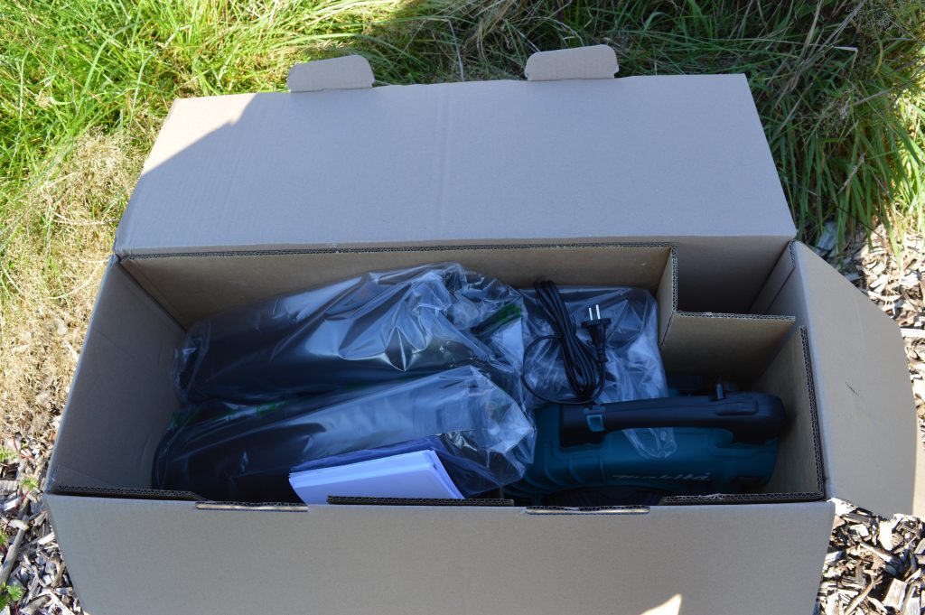Makita DUB363PT2V Akku Laubsauger in der Verpackung