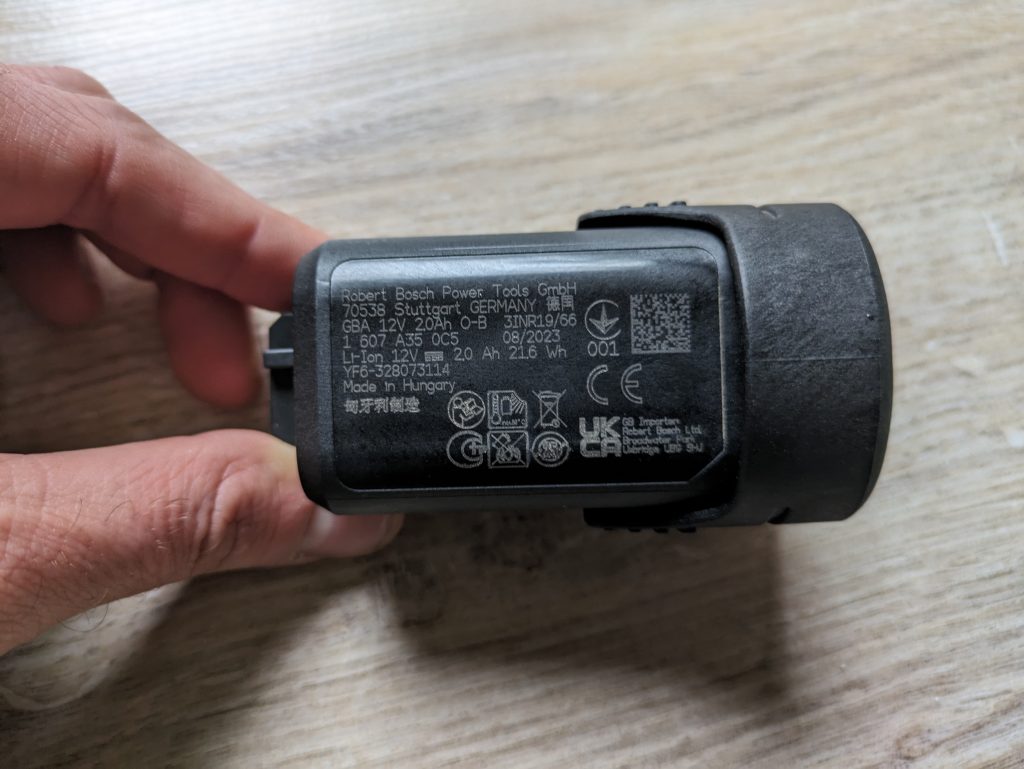 Akku des Bosch Professional GSR 12V-15 Akkuschraubers von der Seite