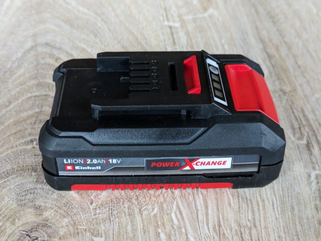 Akku des Einhell TP-CD 1850 Li-i BL Akkuschraubers von der Seite