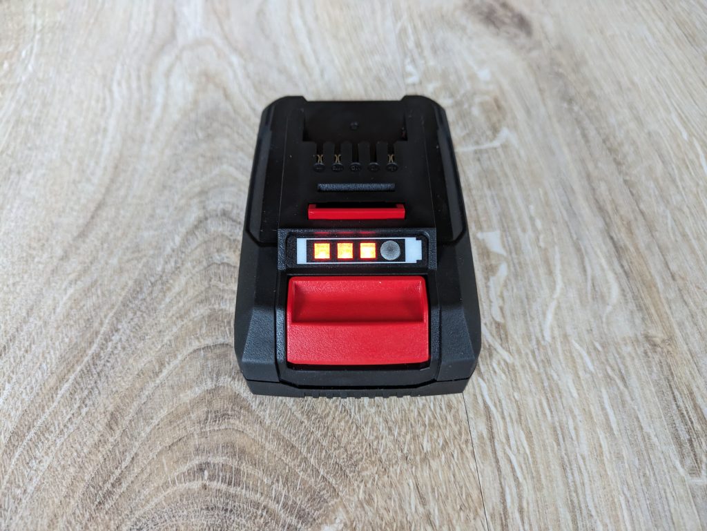 Akku des Einhell TP-CD 1850 Li-i BL Akkuschraubers von vorne mit aktivierter LED