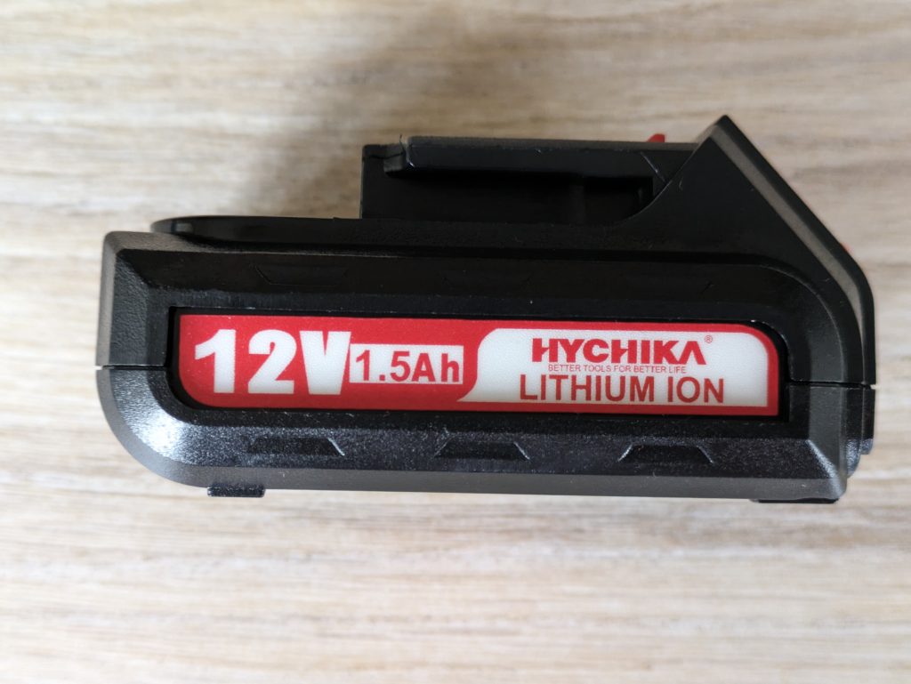 Akku des HYCHIKA 12V Akkuschraubers von der Seite