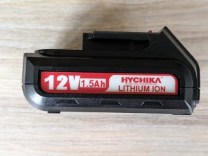 Akku des HYCHIKA 12V Akkuschraubers von der Seite