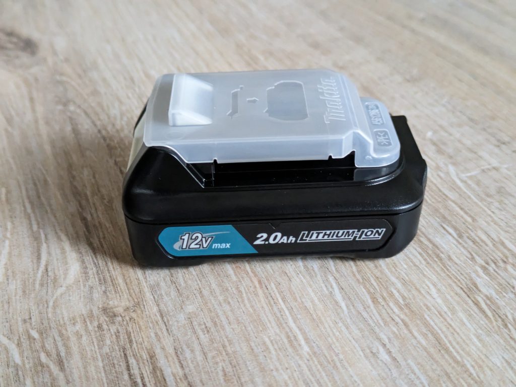 Akku des Makita DF333DSAE Akkuschraubers mit Schutzhülle