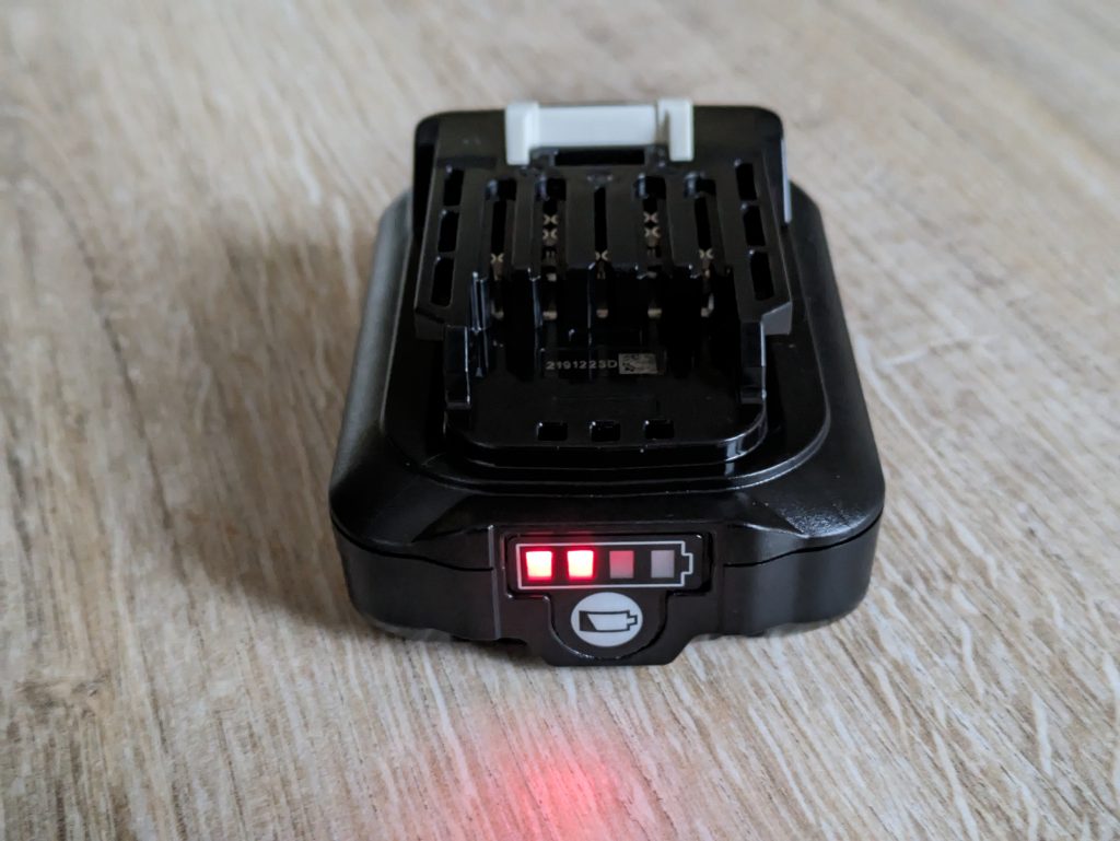 Akku des Makita DF333DSAE Akkuschraubers mit aktivierter Ladestandanzeige