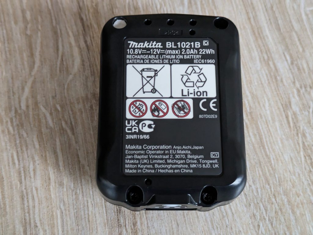 Akku des Makita DF333DSAE Akkuschraubers von unten