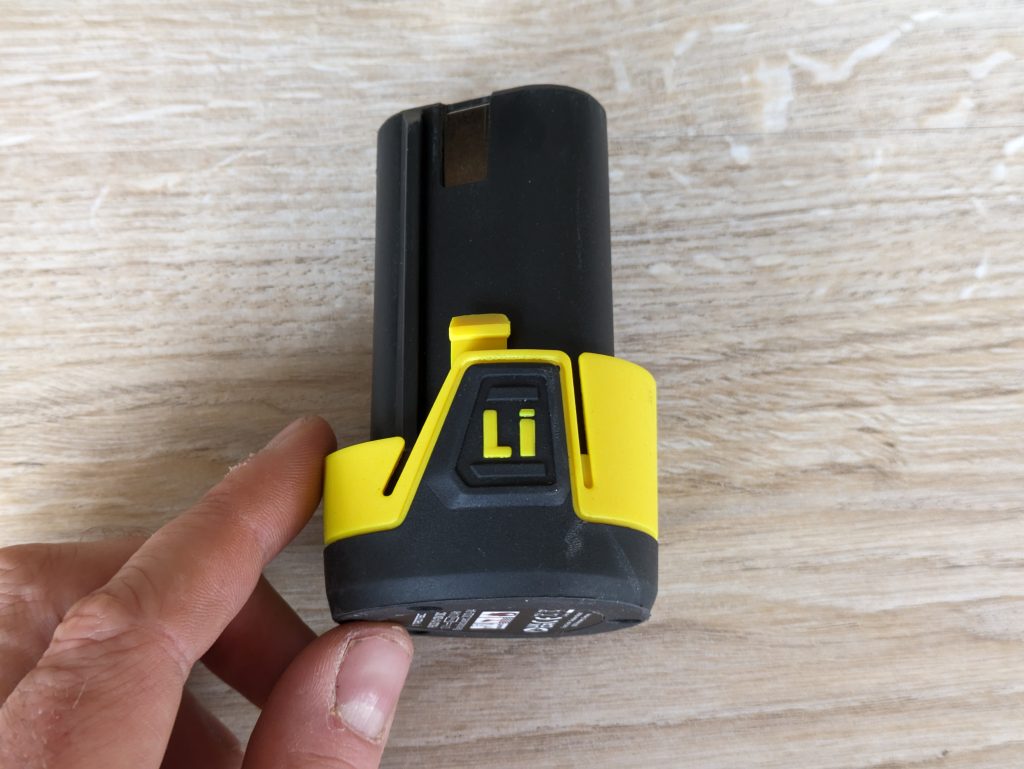 Akku des TROTEC PSCS 11-12V Akkuschrauber von der Seite