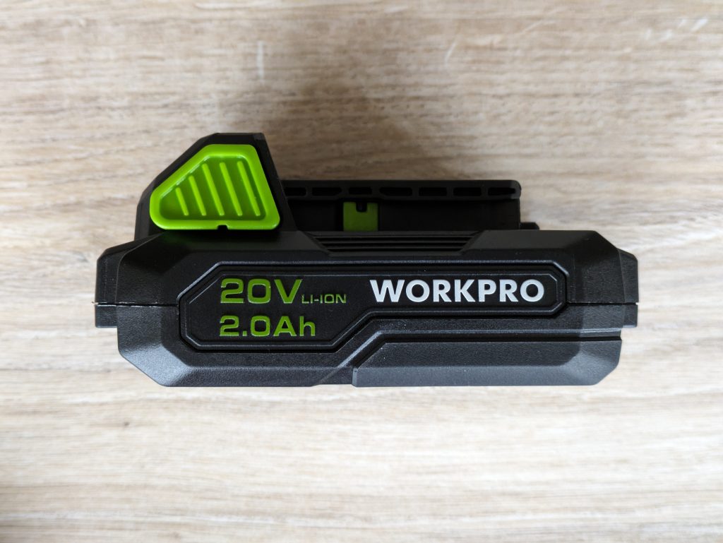 Akku des WORKPRO ‎W122039AU Akkuschraubers von links