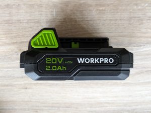 Akku des WORKPRO ‎W122039AU Akkuschraubers von links