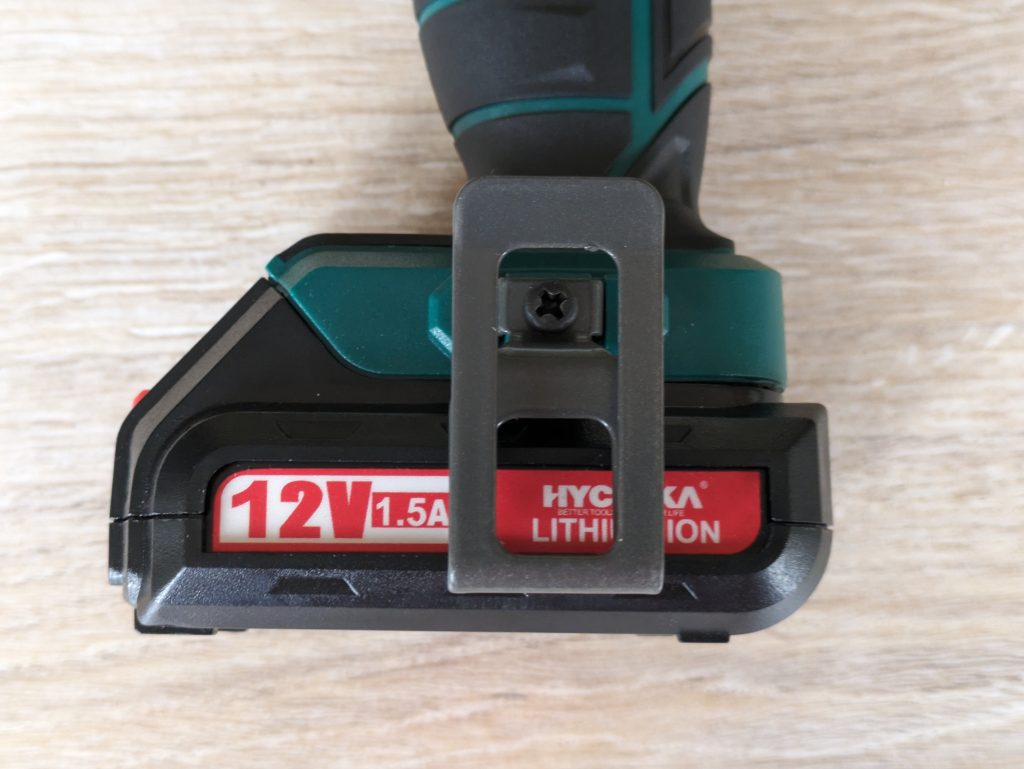 Angebauter Gürtelclip des HYCHIKA 12V Akkuschraubers