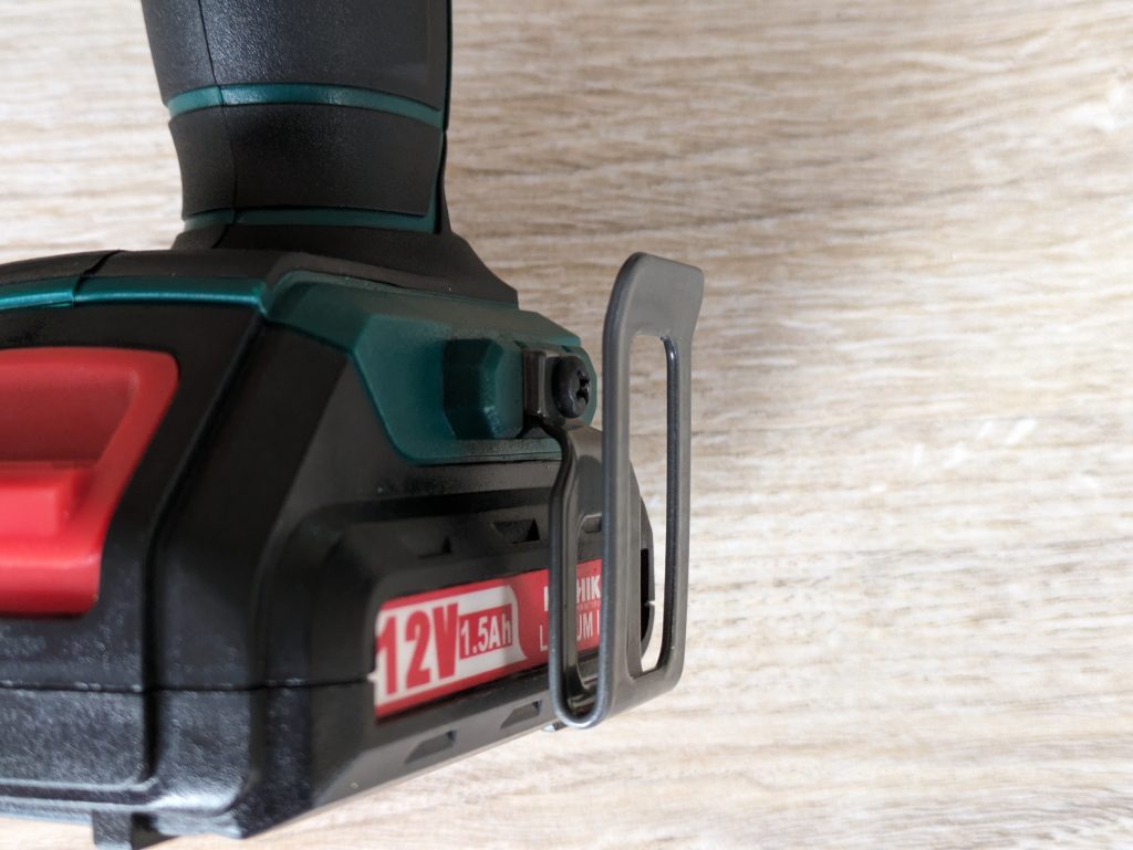 Angebauter Gürtelclip des HYCHIKA 12V Akkuschraubers in der schrägen Ansicht