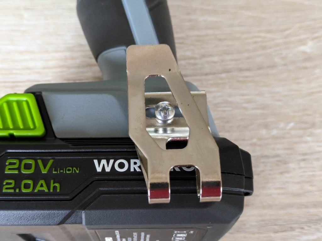 Angebauter Gürtelclip des WORKPRO ‎W122039AU Akkuschraubers von vorne