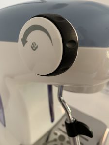 Ariete Vintage Siebträgermaschine Nahaufnahme Drehrad für Milchschaum