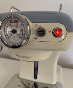 Ariete Vintage Siebträgermaschine mit leuchtender Betirebskontrollleuchte Nahaufnahme