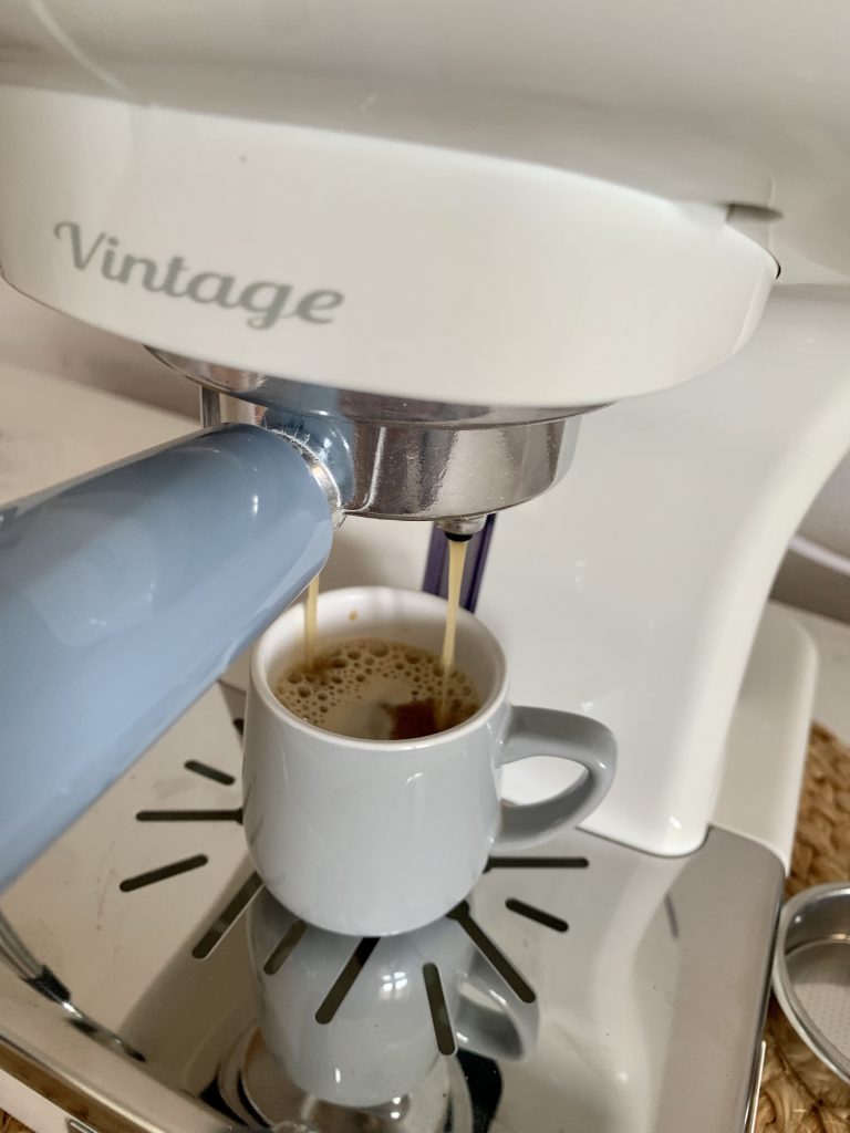 Ariete Vintage Siebträgermaschine während der Zubereitung von Espresso