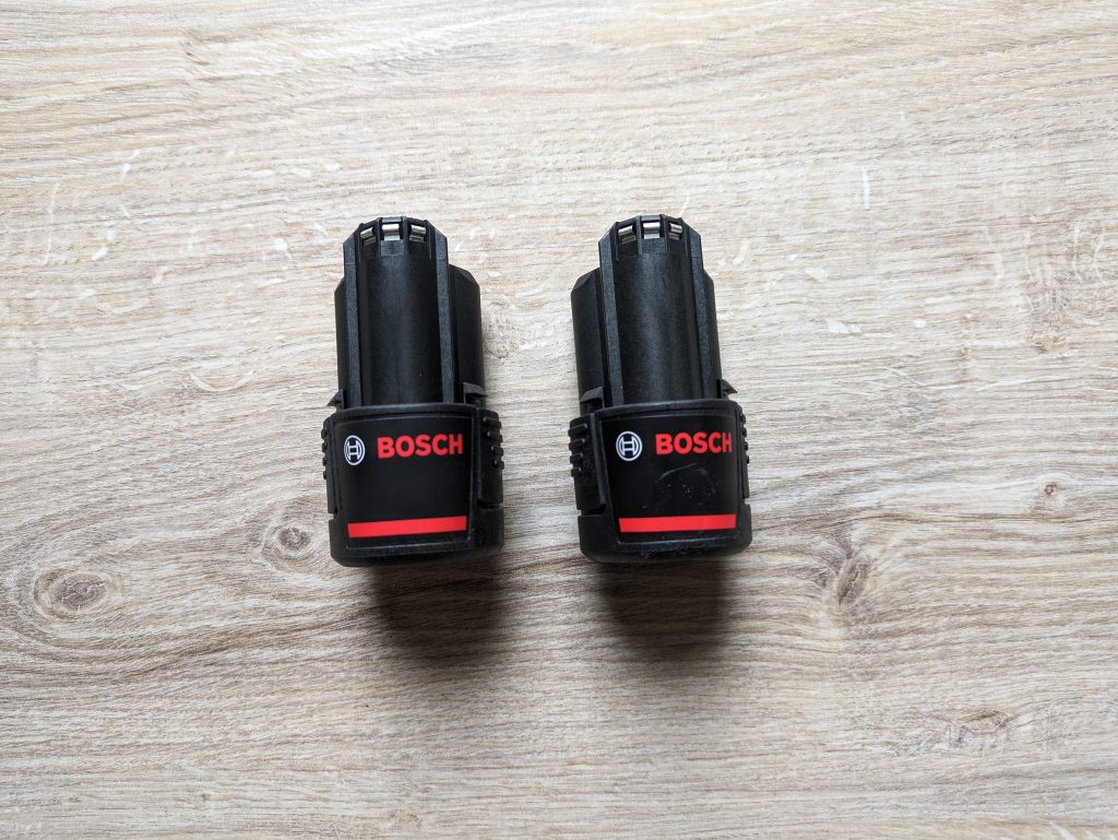 Beide Akkus aus dem Lieferumfang des Bosch Professional GSR 12V-15 Akkuschraubers