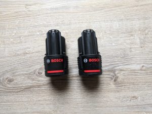 Beide Akkus aus dem Lieferumfang des Bosch Professional GSR 12V-15 Akkuschraubers