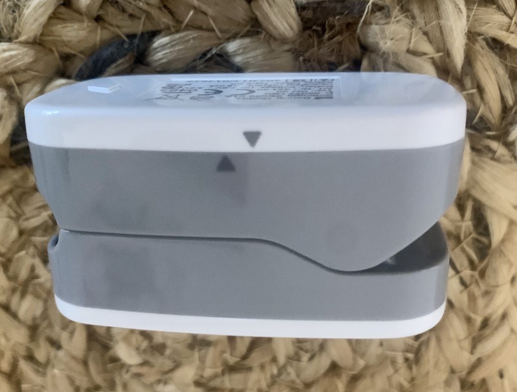 Beurer PO 30 Pulsoximeter Batteriefach mit Pfeilen