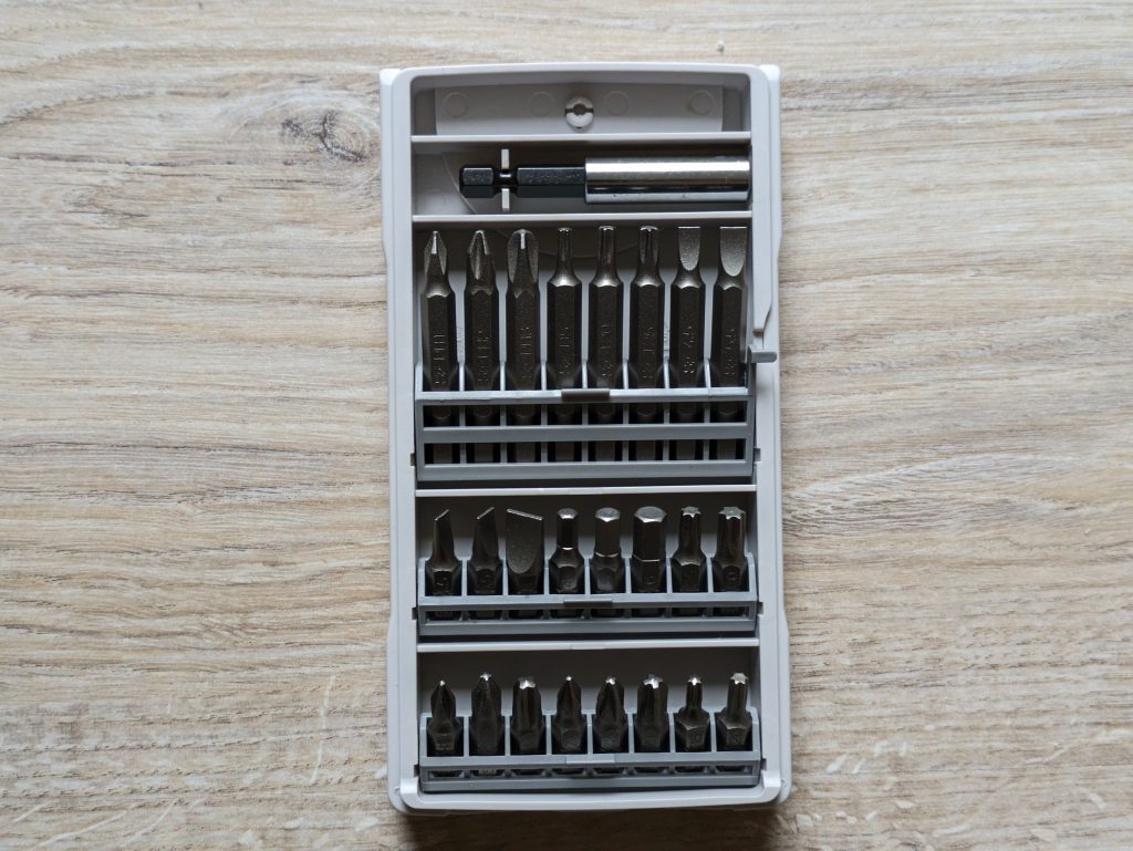 Bit-Box des Bosch Professional GSR 12V-15 Akkuschraubers mit angeklappter Halterung