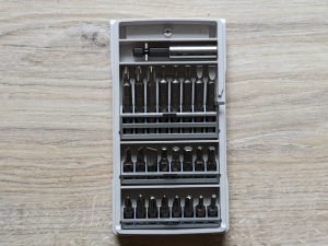 Bit-Box des Bosch Professional GSR 12V-15 Akkuschraubers mit angeklappter Halterung