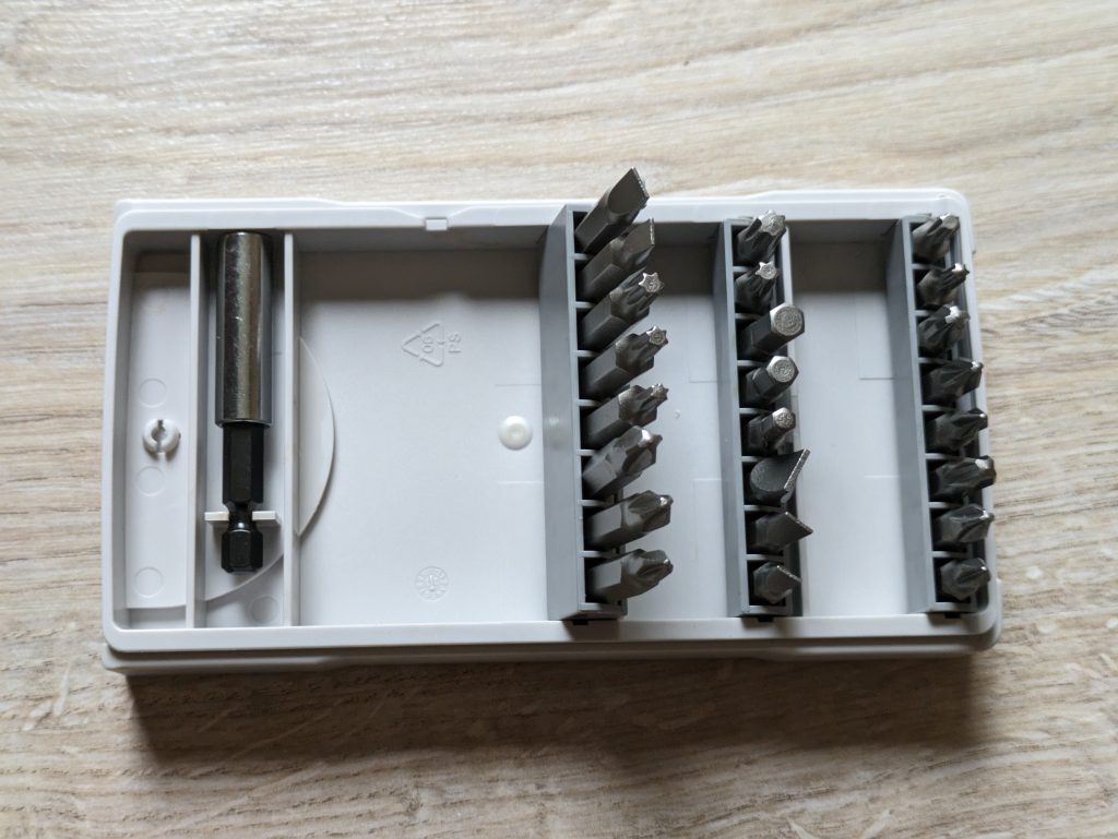 Bit-Box des Bosch Professional GSR 12V-15 Akkuschraubers mit aufgestellten Bits
