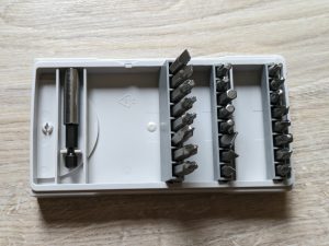 Bit-Box des Bosch Professional GSR 12V-15 Akkuschraubers mit aufgestellten Bits