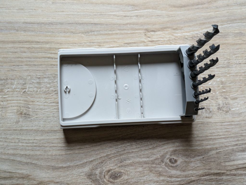 Bohrer-Box des Bosch Professional GSR 12V-15 Akkuschraubers mit aufgestellten Bohrern
