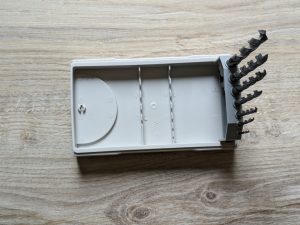 Bohrer-Box des Bosch Professional GSR 12V-15 Akkuschraubers mit aufgestellten Bohrern