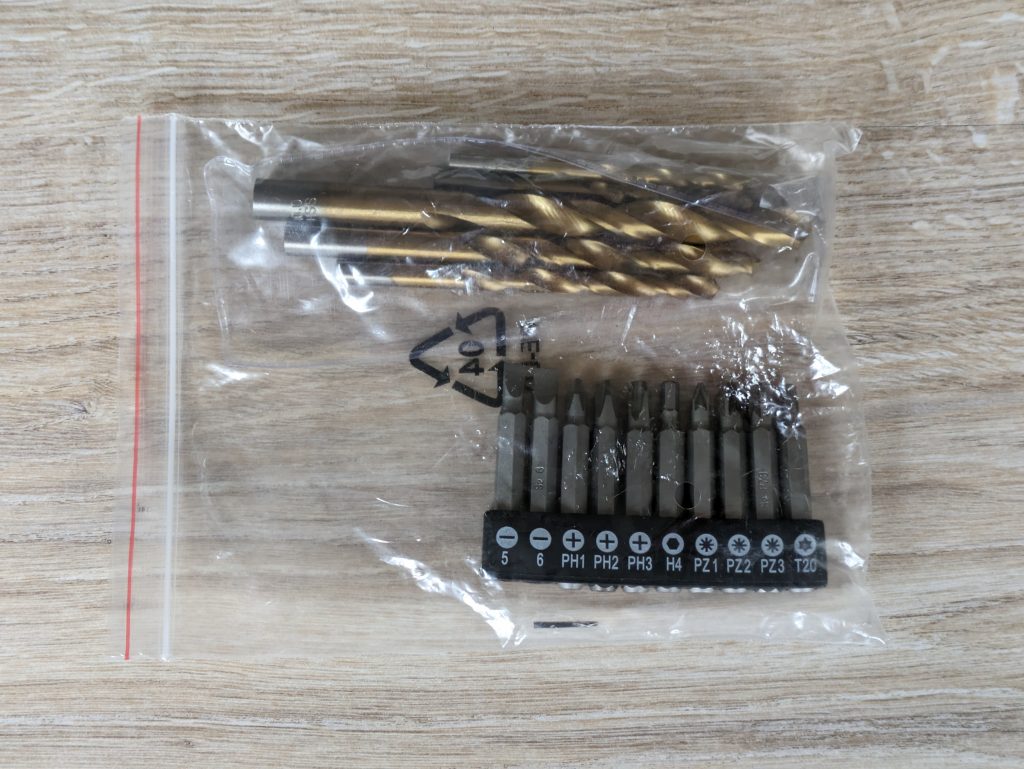 Bohrer und Bits des WORKPRO ‎W122039AU Akkuschraubers in der Verpackung