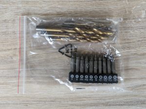 Bohrer und Bits des WORKPRO ‎W122039AU Akkuschraubers in der Verpackung