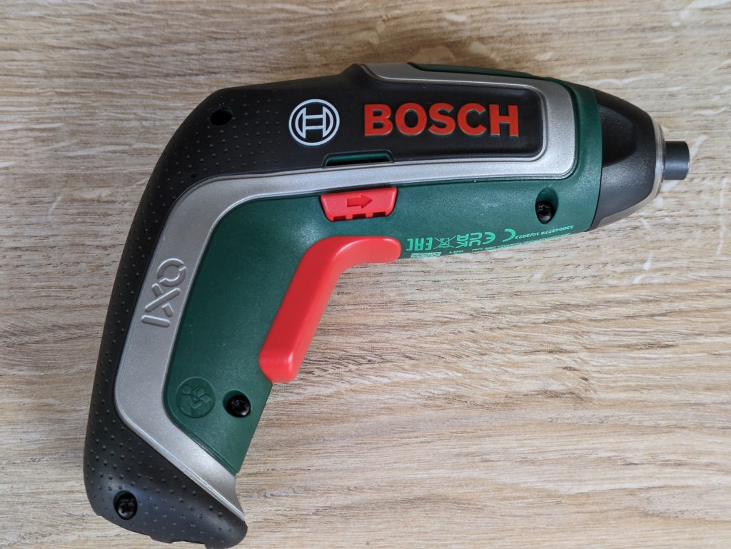 Bosch IXO 7. Generation Akkuschrauber von vorne, nach rechts ausgerichtet