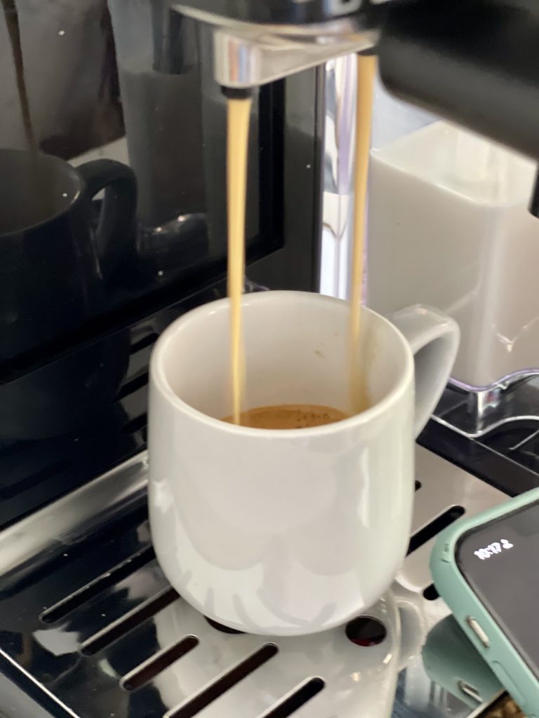 Breville Prima Latte II Siebträgermaschine während der Zubereitung