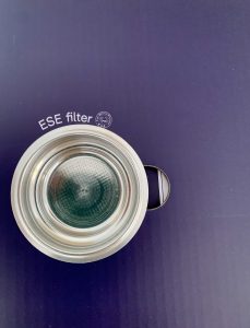 De'Longhi Dedica Style EC 685.B Siebträgermaschine Nahaufnahme ESE-Filter