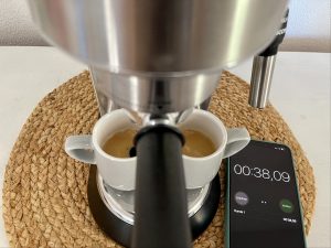 De'Longhi Dedica Style EC 685.B Siebträgermaschine Zubereitung zwei Espressi