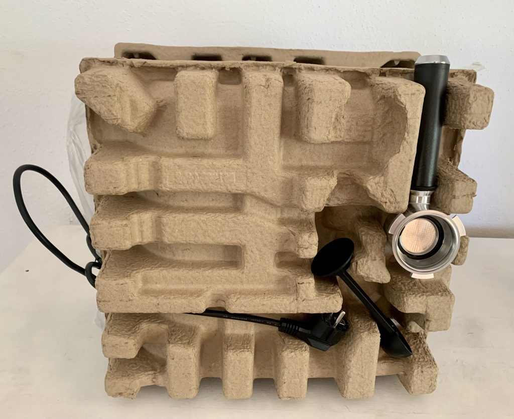 De'Longhi Dedica Style EC 685.B Siebträgermaschine ausgepackt mit Schutzkarton