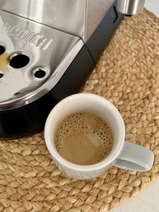 De'Longhi Dedica Style EC 685.B Siebträgermaschine fertiger Espresso